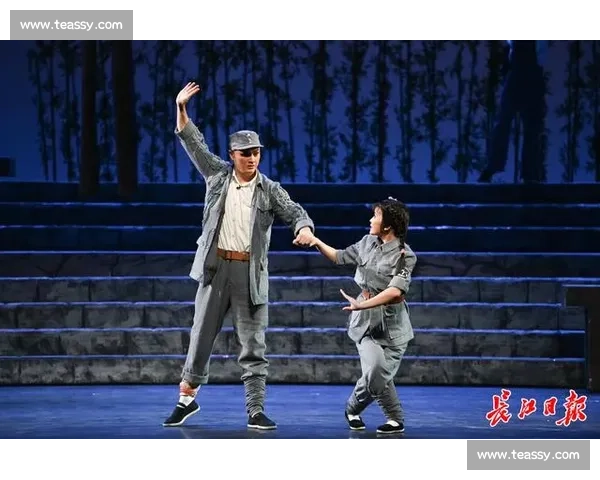 刘大伯勇敢参加长跑比赛展现老年人顽强拼搏精神赢得观众热烈掌声