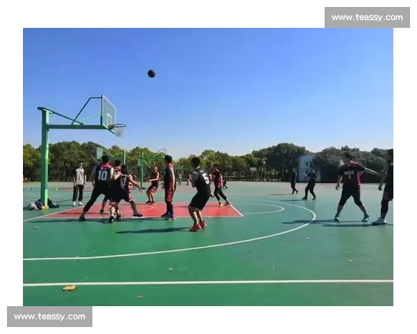 以篮球对抗训练为核心提升身体素质与战术意识的综合训练方案探究